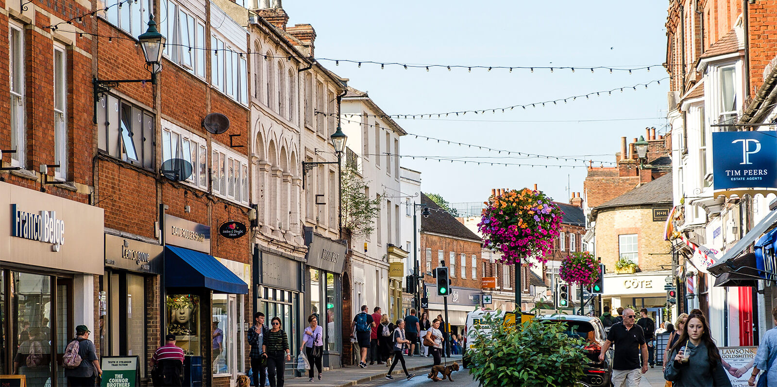 A busy shopping street in Henley-on-Thames